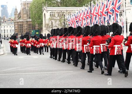 Londres, Royaume-Uni. 10th mai 2022. Les gardes de la Reine arrivent pour l'ouverture du Parlement par l'État. Credit: Uwe Deffner/Alay Live News Banque D'Images