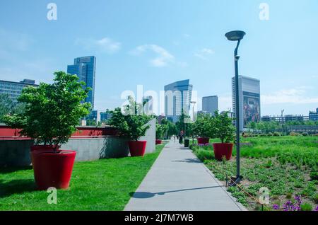 Chemins du BAM à Milan, pistes cyclables et pédestres à l'intérieur de la Bibliothèque des arbres à Milan, sur la Piazza Gae Aulenti. Italie Banque D'Images