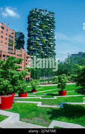 Bosco Verticale vue de la Biblioteca degli Alberi (BAM), parc. Champs de floraison. Milan. Italie Banque D'Images