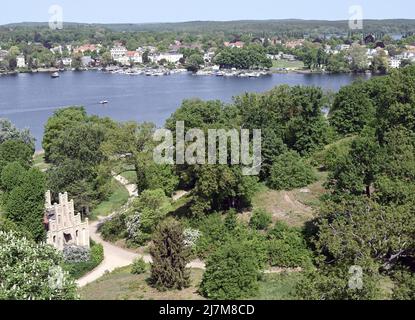 10 mai 2022, Brandebourg, Potsdam/Babelsberg : vue sur le parc de Babelsberg depuis la Tour Flatow. Dans les années à venir, un catalogue en plusieurs volumes sur Potsdam sera publié dans la série 'denkmaltographie Bundesrepublik Deutschland'. Le projet est mis au point sous la direction de l'Office d'État de Brandebourg pour la préservation des monuments (BLDAM) en coopération avec la Fondation du Palais (SPSG) et la ville. Photo: Bernd Settnik/dpa/ZB Banque D'Images