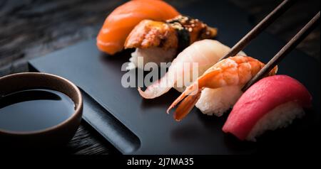 Close up of sushi sashimi set avec des baguettes et de soja Banque D'Images