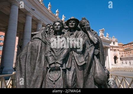 Sculpture de l'artiste canadien Timothy Schmalz (2019), Piazza San Pietro, place Saint-Pierre, Rome, Latium, Italie Banque D'Images