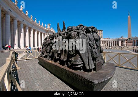 Sculpture de l'artiste canadien Timothy Schmalz (2019), Piazza San Pietro, place Saint-Pierre, Rome, Latium, Italie Banque D'Images