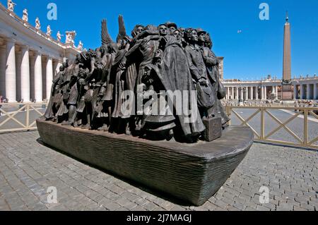 Sculpture de l'artiste canadien Timothy Schmalz (2019), Piazza San Pietro, place Saint-Pierre, Rome, Latium, Italie Banque D'Images