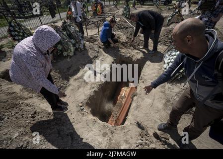 Bucha, Ukraine. 10th mai 2022. Oksana Antuhova, à gauche, jette de la terre sur le cercueil de son beau-frère Eugene Bogdanov, après les funérailles à Bucha, Ukraine, le mardi 10 mai 2022. Le mari de Bogdanova a disparu il y a deux mois et l'a recherché dans les morgues de la région de Bucha et de Kiev depuis. L'administration Biden a annoncé lundi qu'elle suspendait temporairement pendant un an les droits de douane de 232 sur l'acier ukrainien afin de renforcer la puissance économique de la nation assiégée. Photo de Ken Cedeno/UPI crédit: UPI/Alay Live News Banque D'Images