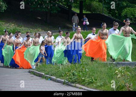 Les jeunes vont sur une scène pour danser la valse. Bal de costume des diplômés du secondaire organisé par l'Hôtel de ville de Kiev. 24 mai 2019. Kiev, Ukraine Banque D'Images