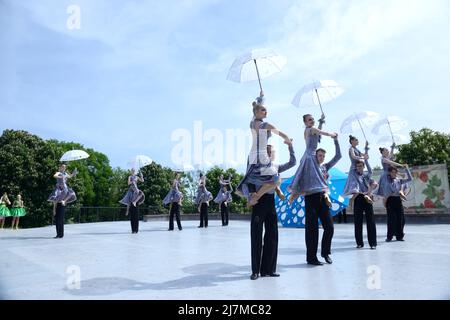 Jeunes filles dansant avec des parasols. Bal de costume des diplômés du secondaire organisé par l'Hôtel de ville de Kiev. 24 mai 2019. Kiev, Ukraine Banque D'Images