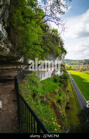 Le village troglodytique de Roque Saint-Christophe est une grande formation rocheuse avec des abris rocheux sur la rivière Vezere en Dordogne, dans le sud-ouest de la France Banque D'Images