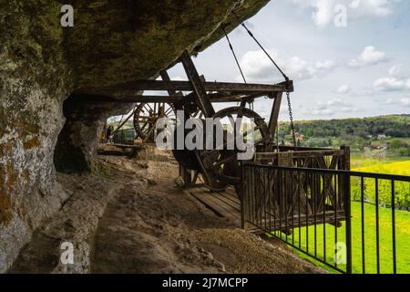 Le village troglodytique de Roque Saint-Christophe est une grande formation rocheuse avec des abris rocheux sur la rivière Vezere en Dordogne, dans le sud-ouest de la France Banque D'Images