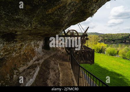 Le village troglodytique de Roque Saint-Christophe est une grande formation rocheuse avec des abris rocheux sur la rivière Vezere en Dordogne, dans le sud-ouest de la France Banque D'Images