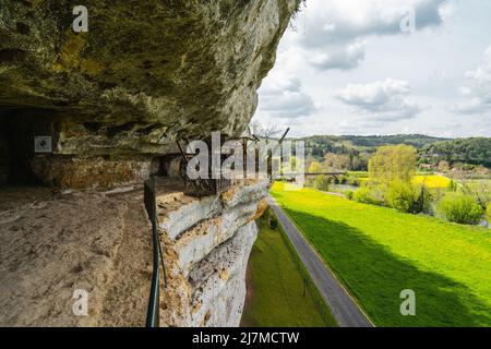 Le village troglodytique de Roque Saint-Christophe est une grande formation rocheuse avec des abris rocheux sur la rivière Vezere en Dordogne, dans le sud-ouest de la France Banque D'Images