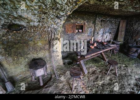 Le village troglodytique de Roque Saint-Christophe est une grande formation rocheuse avec des abris rocheux sur la rivière Vezere en Dordogne, dans le sud-ouest de la France Banque D'Images