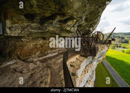 Le village troglodytique de Roque Saint-Christophe est une grande formation rocheuse avec des abris rocheux sur la rivière Vezere en Dordogne, dans le sud-ouest de la France Banque D'Images