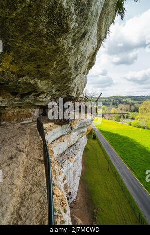 Le village troglodytique de Roque Saint-Christophe est une grande formation rocheuse avec des abris rocheux sur la rivière Vezere en Dordogne, dans le sud-ouest de la France Banque D'Images