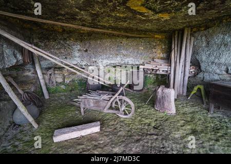 Le village troglodytique de Roque Saint-Christophe est une grande formation rocheuse avec des abris rocheux sur la rivière Vezere en Dordogne, dans le sud-ouest de la France Banque D'Images