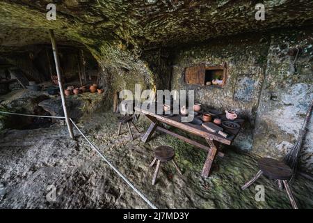 Le village troglodytique de Roque Saint-Christophe est une grande formation rocheuse avec des abris rocheux sur la rivière Vezere en Dordogne, dans le sud-ouest de la France Banque D'Images