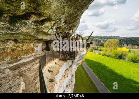 Le village troglodytique de Roque Saint-Christophe est une grande formation rocheuse avec des abris rocheux sur la rivière Vezere en Dordogne, dans le sud-ouest de la France Banque D'Images