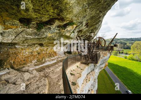 Le village troglodytique de Roque Saint-Christophe est une grande formation rocheuse avec des abris rocheux sur la rivière Vezere en Dordogne, dans le sud-ouest de la France Banque D'Images