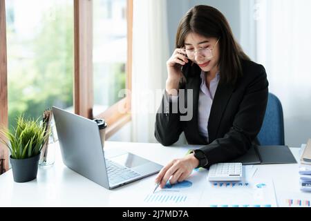 Correspondance d'affaires, consultation, portrait d'une femme asiatique au téléphone et planification des États financiers et des investissements et utilisation Banque D'Images