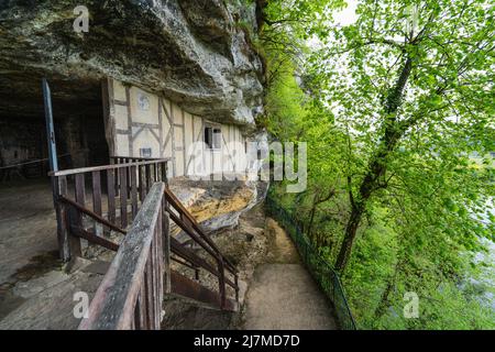 Le village troglodytique de Roque Saint-Christophe est une grande formation rocheuse avec des abris rocheux sur la rivière Vezere en Dordogne, dans le sud-ouest de la France Banque D'Images