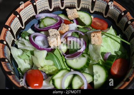 Salade méditerranéenne d'été fraîche, manger à l'extérieur Banque D'Images