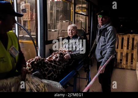 Zaporizhzhia, Ukraine. 08th mai 2022. Une vieille femme évacuée de Marioupol est arrivée la nuit au centre de Zaporizhia pour personnes déplacées. Chaque jour, des réfugiés de toute l'Ukraine orientale arrivent au Centre Zaporizhia pour les personnes déplacées fuyant les zones de combat ou les territoires occupés par l'armée russe. La Russie a envahi l'Ukraine le 24 février 2022, déclenchant la plus grande attaque militaire en Europe depuis la Seconde Guerre mondiale Crédit : SOPA Images Limited/Alamy Live News Banque D'Images