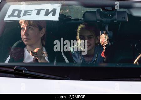 Zaporizhzhia, Ukraine. 08th mai 2022. Les gens vus sont arrivés par leur voiture au centre Zaporizhia pour les personnes déplacées. Chaque jour, des réfugiés de toute l'Ukraine orientale arrivent au Centre Zaporizhia pour les personnes déplacées fuyant les zones de combat ou les territoires occupés par l'armée russe. La Russie a envahi l'Ukraine le 24 février 2022, déclenchant la plus grande attaque militaire en Europe depuis la Seconde Guerre mondiale Crédit : SOPA Images Limited/Alamy Live News Banque D'Images