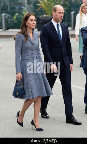 10th mai 2022. Manchester, Royaume-Uni. Le duc de Cambridge et la duchesse de Cambridge assistant à l'ouverture officielle du Mémorial de la Glade de lumière à la cathédrale de Manchester. Le mémorial commémore les victimes de l'attentat terroriste du 22nd mai 2017 à l'aréna de Manchester. Crédit : Doug Peters/EMPICS/Alamy Live News Banque D'Images