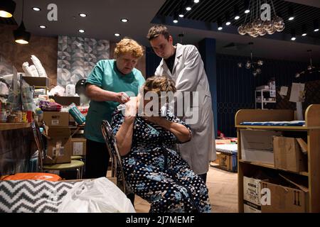 Zaporizhzhia, Ukraine. 08th mai 2022. Une femme de Kherson est médicamenté par des médecins du Centre Zaporizhia pour les personnes déplacées. Chaque jour, des réfugiés de toute l'Ukraine orientale arrivent au Centre Zaporizhia pour les personnes déplacées fuyant les zones de combat ou les territoires occupés par l'armée russe. La Russie a envahi l'Ukraine le 24 février 2022, déclenchant la plus grande attaque militaire en Europe depuis la Seconde Guerre mondiale Crédit : SOPA Images Limited/Alamy Live News Banque D'Images