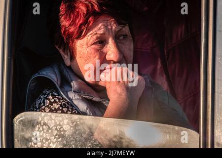 Zaporizhzhia, Ukraine. 08th mai 2022. Une femme de Marioupol au Centre Zaporizhia pour les personnes déplacées. Chaque jour, des réfugiés de toute l'Ukraine orientale arrivent au Centre Zaporizhia pour les personnes déplacées fuyant les zones de combat ou les territoires occupés par l'armée russe. La Russie a envahi l'Ukraine le 24 février 2022, déclenchant la plus grande attaque militaire en Europe depuis la Seconde Guerre mondiale (Photo de Rick Mave/SOPA Images/Sipa USA) crédit: SIPA USA/Alay Live News Banque D'Images
