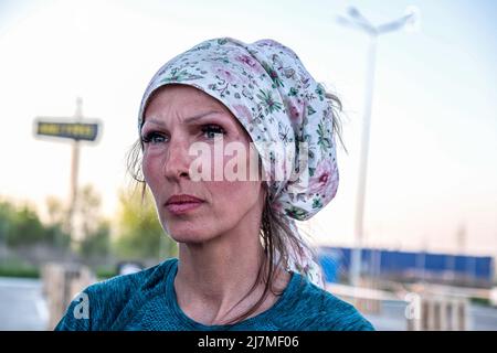 Zaporizhzhia, Ukraine. 08th mai 2022. Une femme de Kherson au Centre Zaporizhia pour personnes déplacées. Chaque jour, des réfugiés de toute l'Ukraine orientale arrivent au Centre Zaporizhia pour les personnes déplacées fuyant les zones de combat ou les territoires occupés par l'armée russe. La Russie a envahi l'Ukraine le 24 février 2022, déclenchant la plus grande attaque militaire en Europe depuis la Seconde Guerre mondiale (Photo de Rick Mave/SOPA Images/Sipa USA) crédit: SIPA USA/Alay Live News Banque D'Images