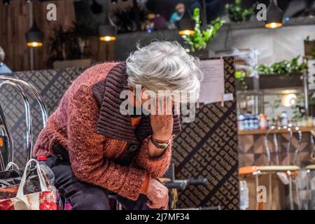 Zaporizhzhia, Ukraine. 08th mai 2022. Une femme vue repose au Centre Zaporizhia pour les personnes déplacées. Chaque jour, des réfugiés de toute l'Ukraine orientale arrivent au Centre Zaporizhia pour les personnes déplacées fuyant les zones de combat ou les territoires occupés par l'armée russe. La Russie a envahi l'Ukraine le 24 février 2022, déclenchant la plus grande attaque militaire en Europe depuis la Seconde Guerre mondiale (Photo de Rick Mave/SOPA Images/Sipa USA) crédit: SIPA USA/Alay Live News Banque D'Images