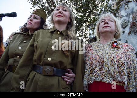 Athènes, Grèce. 9th mai 2022. Les femmes portant des chapeaux de l'armée soviétique chantent des chansons lors d'un événement commémoratif du jour de la victoire. Les Russes vivant en Grèce ont tenu un événement en mémoire du jour de la victoire de l'armée soviétique. (Credit image: © Dimitris Aspiotis/Pacific Press via ZUMA Press Wire) Banque D'Images