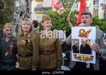 Athènes, Grèce. 9th mai 2022. Les personnes portant des chapeaux de l'armée soviétique chantent des chansons lors d'un événement commémoratif du jour de la victoire. Les Russes vivant en Grèce ont organisé un événement en mémoire du jour de la victoire de l'armée soviétique (Credit image: © Dimitris Aspiotis/Pacific Press via ZUMA Press Wire) Banque D'Images