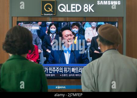 Inauguration du président sud-coréen Yoon Suk-Yeol, 10 mai 2022 : les gens de la chaîne de Séoul regardent un écran de télévision montrant une émission en direct de l'investiture du président sud-coréen nouvellement élu Yoon Suk-Yeol à Séoul, en Corée du Sud. Credit: Lee Jae-won/AFLO/Alay Live News Banque D'Images