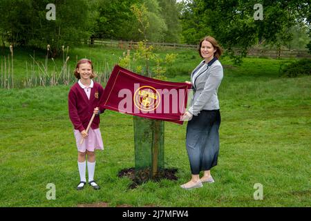 Ascot, Berkshire, Royaume-Uni. 10th mai 2022. L'élève de l'école primaire de Cranbourne, Sofia, âgé de 10 ans, se trouve à côté de l'arbre désigné de son école. En collaboration avec l'hippodrome d'Ascot et le domaine de la Couronne, des élèves de 70 écoles du Berkshire ont pris aujourd'hui leurs photos avec 70 arbres plantés dans le Grand parc de Windsor pour commémorer le Jubilé de platine de sa Majesté la Reine. Crédit : Maureen McLean/Alay Live News Banque D'Images