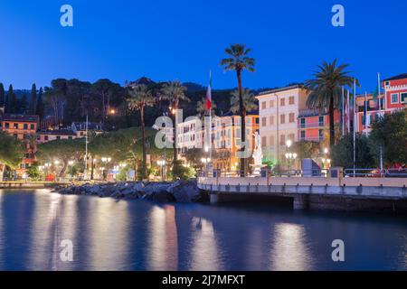La côte de Santa Margherita Ligure, Italie à l'heure bleue. Banque D'Images