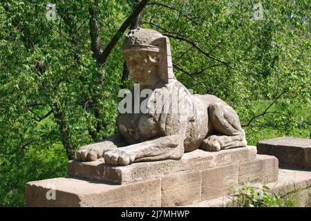 Un pont avec statue de sphinx. Château de Veltrusy. République tchèque. Banque D'Images