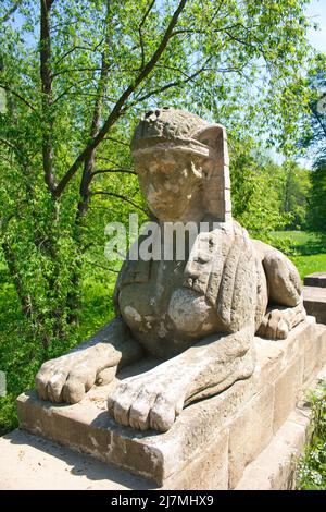 Un pont avec statue de sphinx. Château de Veltrusy. République tchèque. Banque D'Images