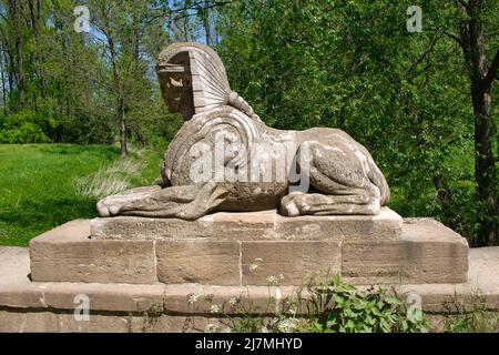 Un pont avec statue de sphinx. Château de Veltrusy. République tchèque. Banque D'Images