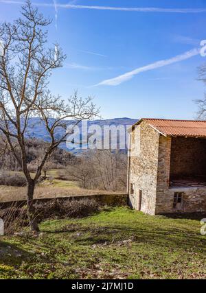 Grange, arbre et ciel bleu en Italie pendant l'hiver 2021 Banque D'Images