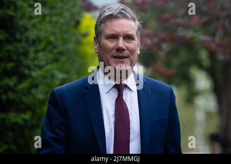 Londres, Royaume-Uni. 10th mai 2022. Sir Keir Starmer quitte sa maison avant l'ouverture d'État du Parlement. Le chef du travail a déclaré qu'il se détirera si la police lui avait amende pour avoir enfreint les règles de verrouillage des viles. (Credit image: © Tejas Sandhu/SOPA Images via ZUMA Press Wire) Banque D'Images