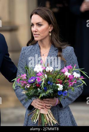 10th mai 2022. Manchester, Royaume-Uni. Le duc de Cambridge et la duchesse de Cambridge assistant à l'ouverture officielle du Mémorial de la Glade de lumière à la cathédrale de Manchester. Le mémorial commémore les victimes de l'attentat terroriste du 22nd mai 2017 à l'aréna de Manchester. Crédit : Doug Peters/EMPICS/Alamy Live News Banque D'Images