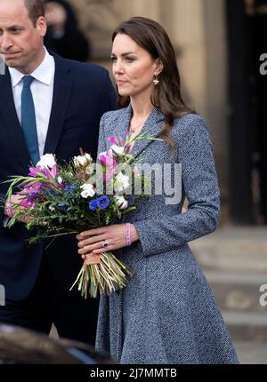 10th mai 2022. Manchester, Royaume-Uni. Le duc de Cambridge et la duchesse de Cambridge assistant à l'ouverture officielle du Mémorial de la Glade de lumière à la cathédrale de Manchester. Le mémorial commémore les victimes de l'attentat terroriste du 22nd mai 2017 à l'aréna de Manchester. Crédit : Doug Peters/EMPICS/Alamy Live News Banque D'Images