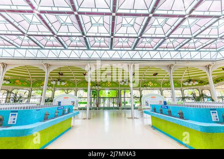 VICHY, FRANCE, 12 AVRIL 2022 : extérieurs decors des thermes des dômes Banque D'Images