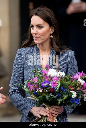 10th mai 2022. Manchester, Royaume-Uni. Le duc de Cambridge et la duchesse de Cambridge assistant à l'ouverture officielle du Mémorial de la Glade de lumière à la cathédrale de Manchester. Le mémorial commémore les victimes de l'attentat terroriste du 22nd mai 2017 à l'aréna de Manchester. Crédit : Doug Peters/EMPICS/Alamy Live News Banque D'Images