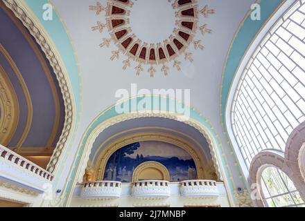 VICHY, FRANCE, 12 AVRIL 2022 : extérieurs decors des thermes des dômes Banque D'Images