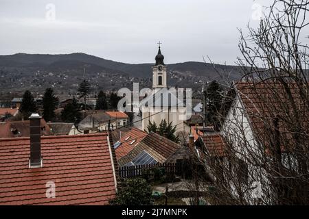 Visegrad : rive du Danube et horizon avec l'église Saint-Jean-Baptiste. Hongrie Banque D'Images