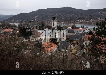 Visegrad : Danube et horizon avec l'église Saint-Jean-Baptiste. Hongrie Banque D'Images