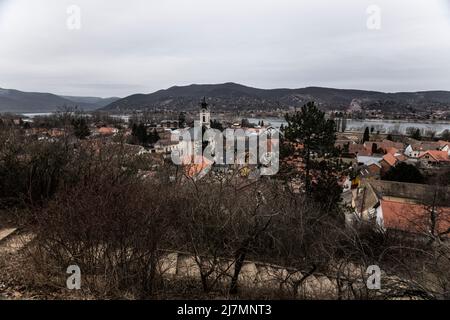 Visegrad : Danube et horizon avec l'église Saint-Jean-Baptiste. Hongrie Banque D'Images